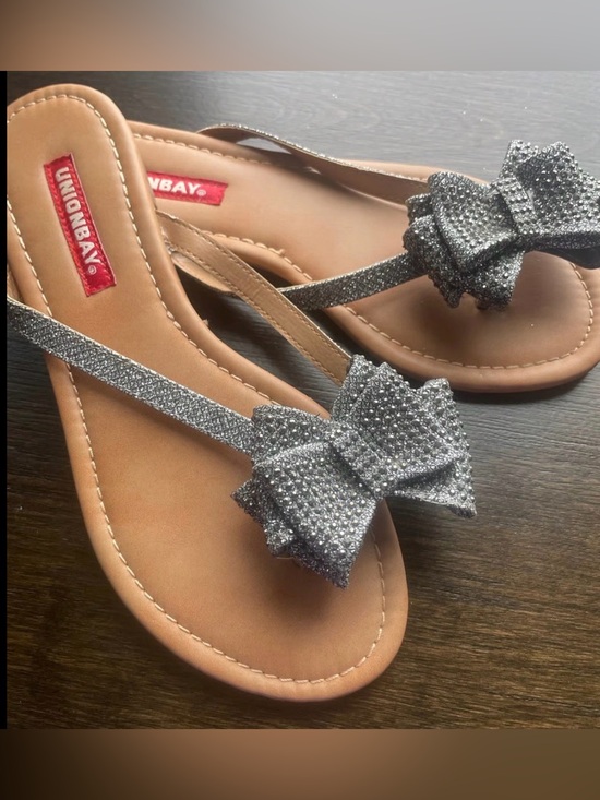UNIONBAY Shoes - UNIONBAY Silver Glitter Bow Thong Sandals with Tan Footbed